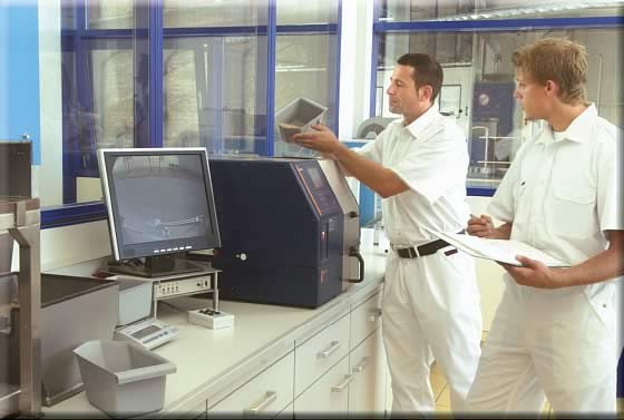 Zwei Müller im Labor bei der Feuchtigkeitsbestimmung