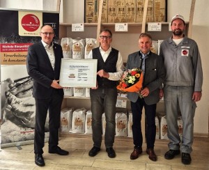 Der Präsident des Bayerischen Müllerbundes, Rudolf Sagberger und der Müllerbunds-Geschäftsführer, Dr. Josef Rampl übergaben die Urkunde an Michael Hiestand, Vorstand der Meyermühle und Simon Matiske, Technischer Betriebsleiter der Meyermühle. V.l.n.r.: Dr. Josef Rampl, Michael Hiestand, Rudolf Sagberger, Simon Matiske. 